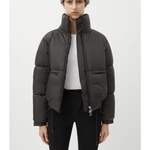 Pufferjacka  - En pufferjacket från weekday, säljs inte längre på hemsidan. Köpt för 800kr och är i nyskick.