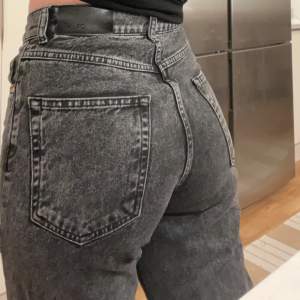 Säljer nu mina fina jeans från Grunt, de är tyvärr inte min stil längre som de var när jag köpte dem, använda ca 4-5 ggr och i jätte fint skick! Ordinarie pris är 649 kr, priset går även att diskutera🥰 kontakta mig vid intresse!☺️
