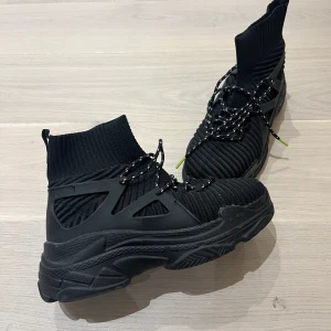 Nelly sneakers - Helt nya från Nelly. Storlek 38 men som en 37:a