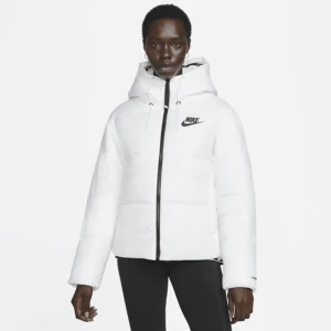 Nike Vinterjacka - Vit vinterjacka från Nike🤍Köpt för två år sedan, använd under en vinter. Har väldigt små mörka fläckar på ryggen som syns på bild tre, därav priset! Originalpris 1499 kr🤍 Fraktar för 91 kr!