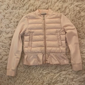 Moncler cardigan - Säljer denna jättefina moncler cardigan då den tyvärr har blivit förliten!! Nypris ca 3000kr (pris kan diskuteras)