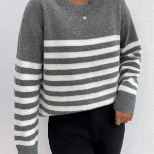 Stickad tröja - Säljer en fin stickad tröja från Shein,då det aldirg kommit till användning. Den är lite mörkare i verkligheten än på bilden 