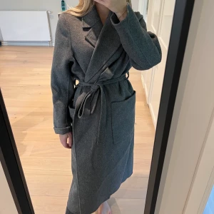 HM premium kappa - En jättefin kappa i kashmirmix från HMs premium kollektion❤️ storlek 38, lite stor på mig men bara mysigt och funkar jättebra när man knyter den!❤️ Nypris ca 2300