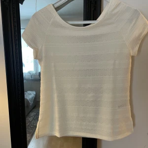 H&M topp t-shirt medium oanvänd - En vanilj vit färgad tröja, allts inte kritvit. Köpt för 199kr men aldrig använt den. Porto står köparen för.