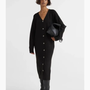 Stickad maxiklänning - Oanvänd klänning från H&M, endast testad. Storlek S men passar även M då den är oversized. 