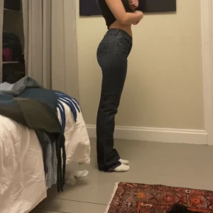 Jeans - Mörkblåa lowwaist och utsvängda jeans köpta second hand. Superfina och sitter perfekt:) storlek 26/32💫