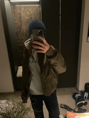 Bomberjacka - As cool bomberjacka, passar till allt o så skön. Den är lite fodrad❣️❣️