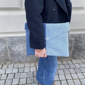 Datorfodral - Trendiga och hållabara datorfodral gjorda av återvunna jeans! Vadering finns i vardera datorfodral för att ge din dator en längre livslängd. Fodralen är lämpliga till 14 tums datorer, men även mindre.  Vi kan posta spårbart för 57kr eller mötas upp❤️‍🔥