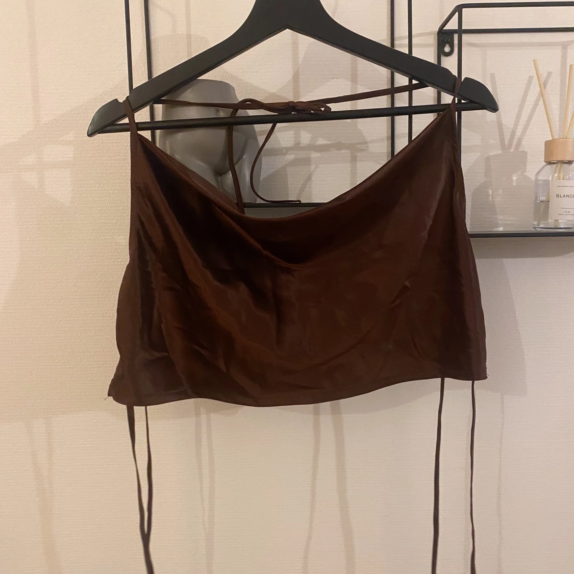Brun satin topp med öppen rygg  - 91