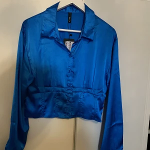Satin skjorta  - Ny satin blus. Prislappen sitter kvar