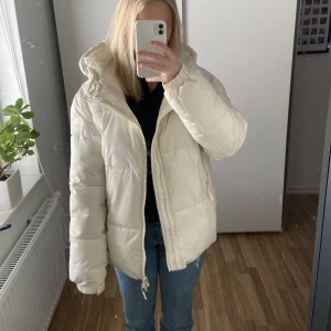 Zara jacka - Jag säljer en superskön vit puffig zarajacka i storlek M. Storleken passade tyvärr inte mig, alltså har jag inte använt den⚡️köparen står för frakten