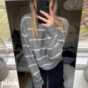 Stikad tröja  - Stickad tröja med ränder mjuk i materialet och stiks inte