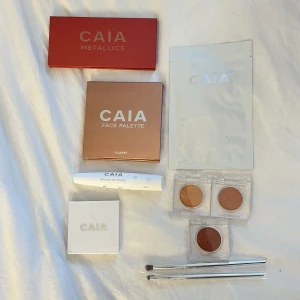 Caia sminkpaket  - Köp allt för 900kr. Classy paletten är använd men finns mycket produkt kvar ändå. Den andra ögonskugga paletten är endast några ögonskuggor använda på men inte alla. Resterande saker är helt oanvända. 