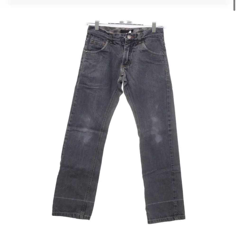 Gråa Detroit mid/low waist jeans med skit coolt dödskalle tryck på bakfickorna. Köpta på sellpy och aldrig använda. Jag kan mötas upp i Stockholm eller frakta då köparen står för frakten💕. Jeans & Byxor.