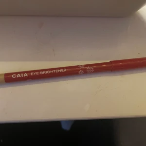 Caia penna - En oanvänd caia ”eye brightener”. Säljer pga har två st. Har ni frågor? Bara ställ dom! Priset kan diskuteras!💖
