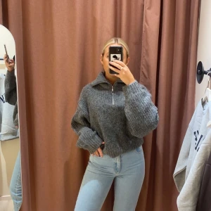 stickad tröja - mörkgrå stickad tröja från gina som tyvärr inte kommer till användning. Endast använd 3 gånger 