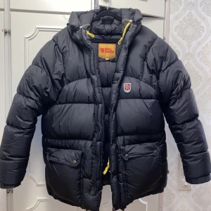 Fjällräven  - Intressekoll på min fjällräven jacka. Storlek xs (unisex) men passar också s och l, ej lite modellen utan modellen för 9000kr i nypris!! ⭐️⭐️ fint skick, inga större defekter❤️ Hör av dig vid fler frågor eller bilder. 
