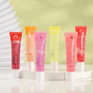 Fruity lipgloss, plumping gloss  - Fruity plumping läppglans, finns i olika smaker samt färger. Dofta väldigt gott. De innehåller vitamin E.  Oanvänt och helt ny. Finns I jordgubb smak, vattenmelon smak, grape smak, peach smak, ananas smak. Pris 56kr/st, Frakt 29kr