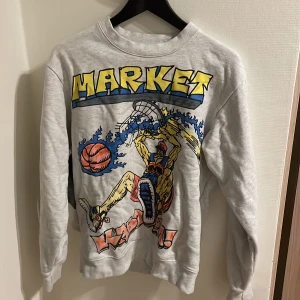 Market tröja strl M - Säljer min Market tröja som är i bra skick! Nypris 999kr Köparen står för frakt!:)