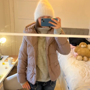 Vinterjacka!! - Säljer denna vinterjacka i superfint skick endast använd fåtal gånger förra vinter eftersom jag hade flera andra💗