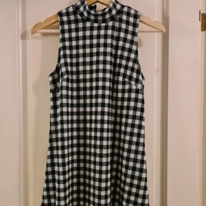 Klänning Gina Tricot S - Svartvit klänning från Gina Tricot i storlek S. Aldrig använd och med lappen kvar. Dragkedja bak i nacken.  Frakt tillkommer med 49 kr 🌞