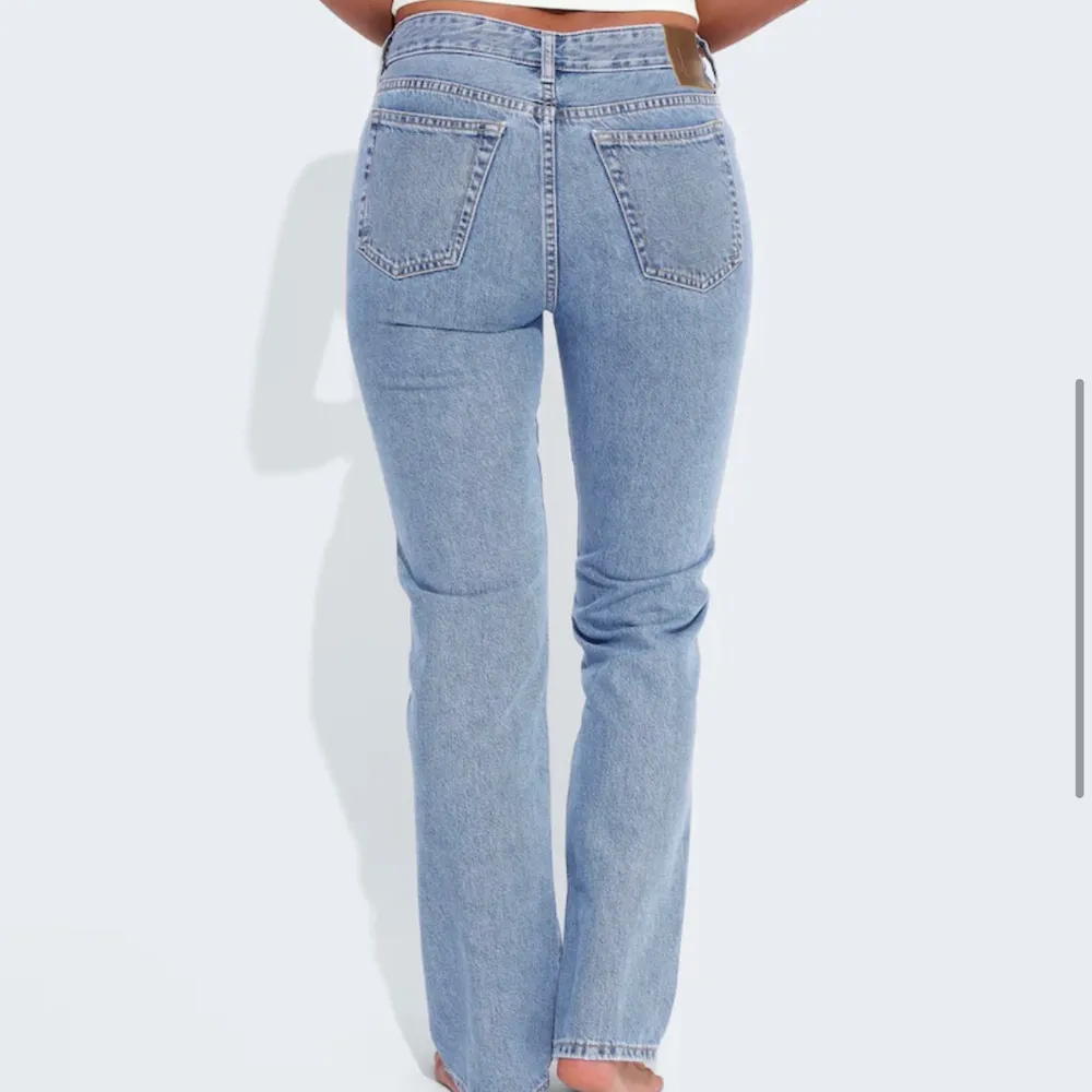 Säljer dessa jeans, i nyskick, sitter jättefint på! Nypris 599kr. Jeans & Byxor.