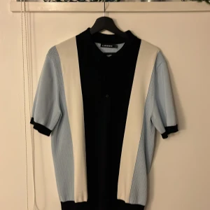 Pike tröja från J.Lindeberg - Retro inspirerad svin ball Pikétröja från J.Lindeberg Strl L men passar passar också en medium lite oversized!  Lyxig viskose blandning!  Nypris var 1500:- 