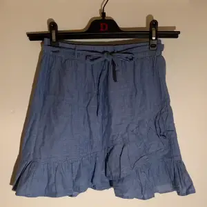 Blå kjol från Lindex. Storlek 134-140 men skulle säga att den sitter som xxs/xs.  50kr + frakt ❤️‍🔥