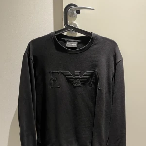 Armani sweatshirt  - En clean sweatshirt den syns att den är använd men överlag så är den okej skick frakta eller mötas 