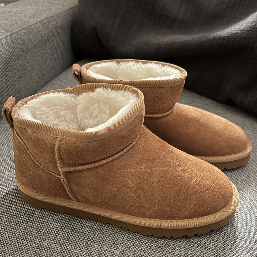 Säljer dessa helt oanvända fake uggs då dem är försmå för mig och går ej att returnera. Storlek 40 men väldigt små i storleken, skulle säga mer som 37 eller 38. . Skor.