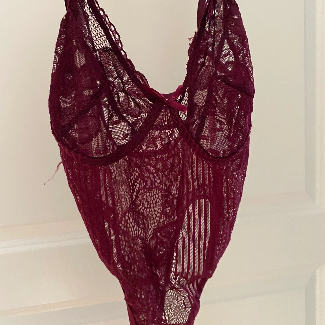 Vinröd spetsbody stl S/M - 91