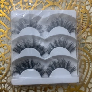 Lösögonfransar (helt nya) - 3 st helt nya lösögonfransar i en dramatisk modell, inplastad, pris kan diskuteras skicka bara dm 💕