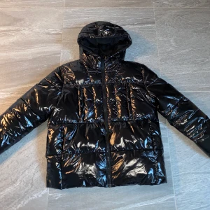 Calvin Klein Jacka herr - Calvin Klein jacka Herr Köpt förra året på zalando Som ny, knappt använd. Nypris 2565kr