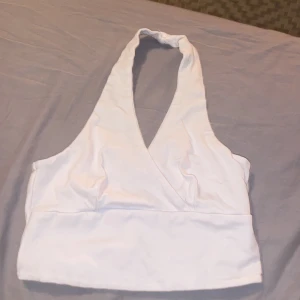 New Yorker  - Vitt linne med kryss vid brösten a Andvänd 1 gång