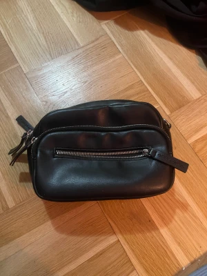 Carin Wester väska - Väska från Carin Wester, får plats med verkligen allt + så bra med fack på insidan, skickar gärna bilder. Säljer pga använder ej, men perfekt väska för vardag! I stort sett felfri, med undantag för eventuella små slitningar. 