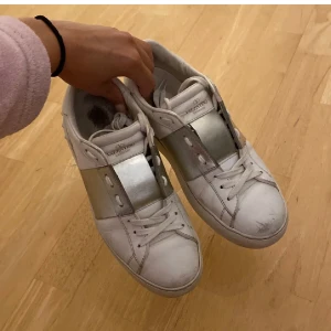 Valentino - Lägger ut igen pga råka sätta fel på budgivnings tiden.. jätte fint skick! Passar en 38