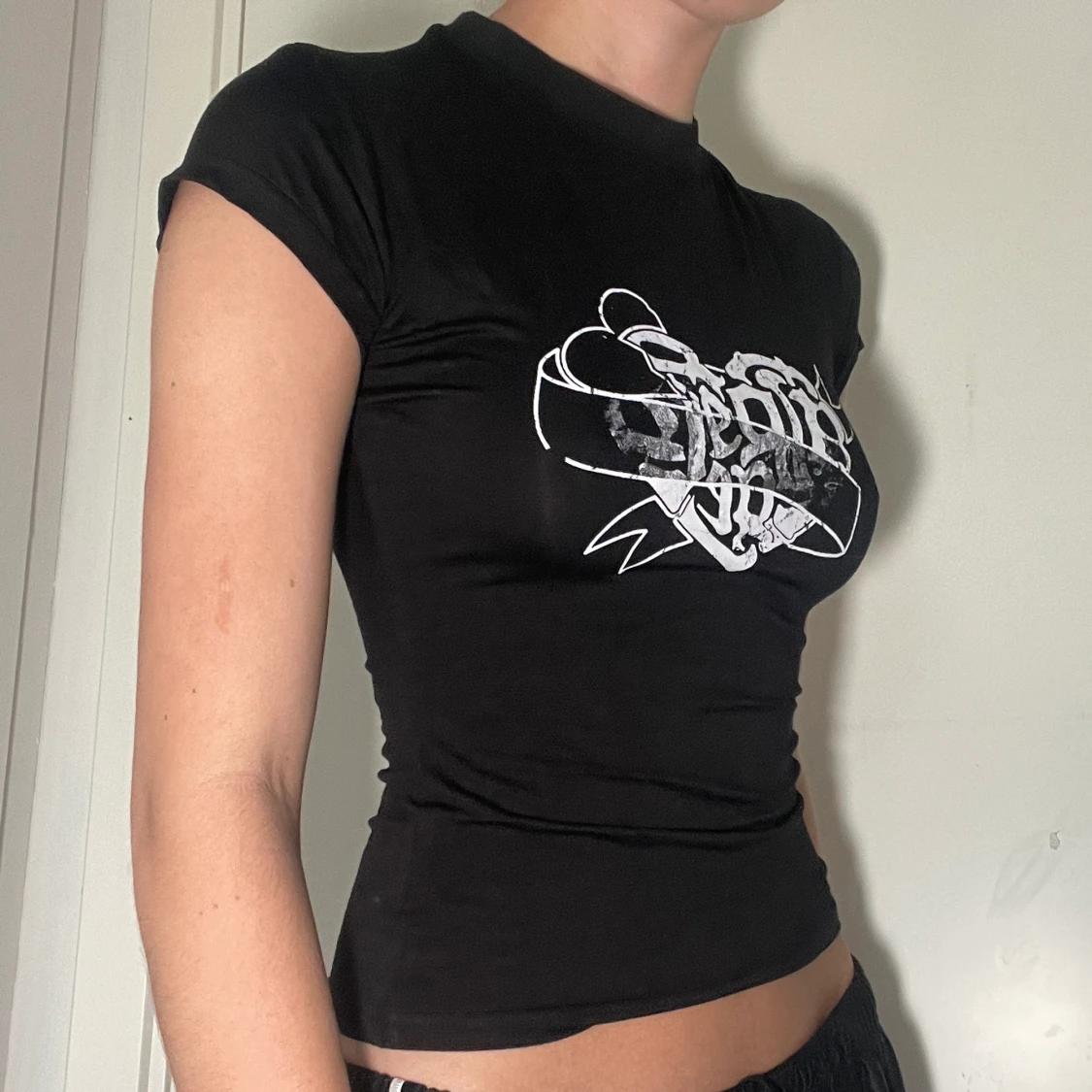 Svart tröja med tryck - 90