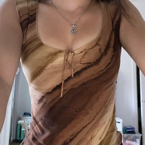 Top med ränder - jätte fin top!!!!! Älskar den jätte mycket, kan både klä upp sig o klä ner sig i denna top! Dock har jag tröttnat på den.