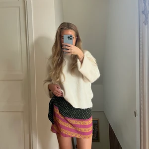 Zara kjol - Kjol i olika mönster från Zara, säljs inte längre. Passar perfekt till att klä upp men också till stranden💜💗💚💙