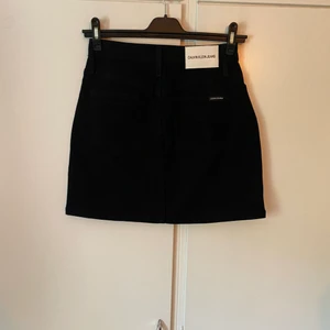 Calvin Klein kjol  - Calvin Klein jeans kjol. Storlek: 36. Köpt på Johnells. Skick: 10/10 helt oanvänd. Säljs pga kommer ej till användning. 