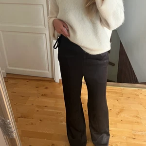Mörkbruna satinbyxir - Superfina bruna satinbyxor från hm. Använda ett fåtal gånger 🤎🤎