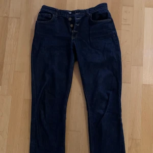 Mid rise jeans - Säljer dessa snygga mid Rise jeans med slits från NA-KD. Säljer för att dem inte kommer till användning hos mig. De är i mycket bra skick. Skriv privat för eventuella frågor💕 köparen står för frakten.