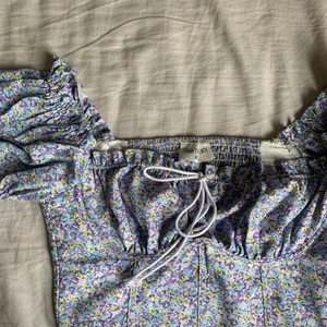 Topp - Korsettliknande topp från nelly💕 använd bara några ggr då jag spontanköpte den men har itne fått användning för denna heller tyvärr😋 