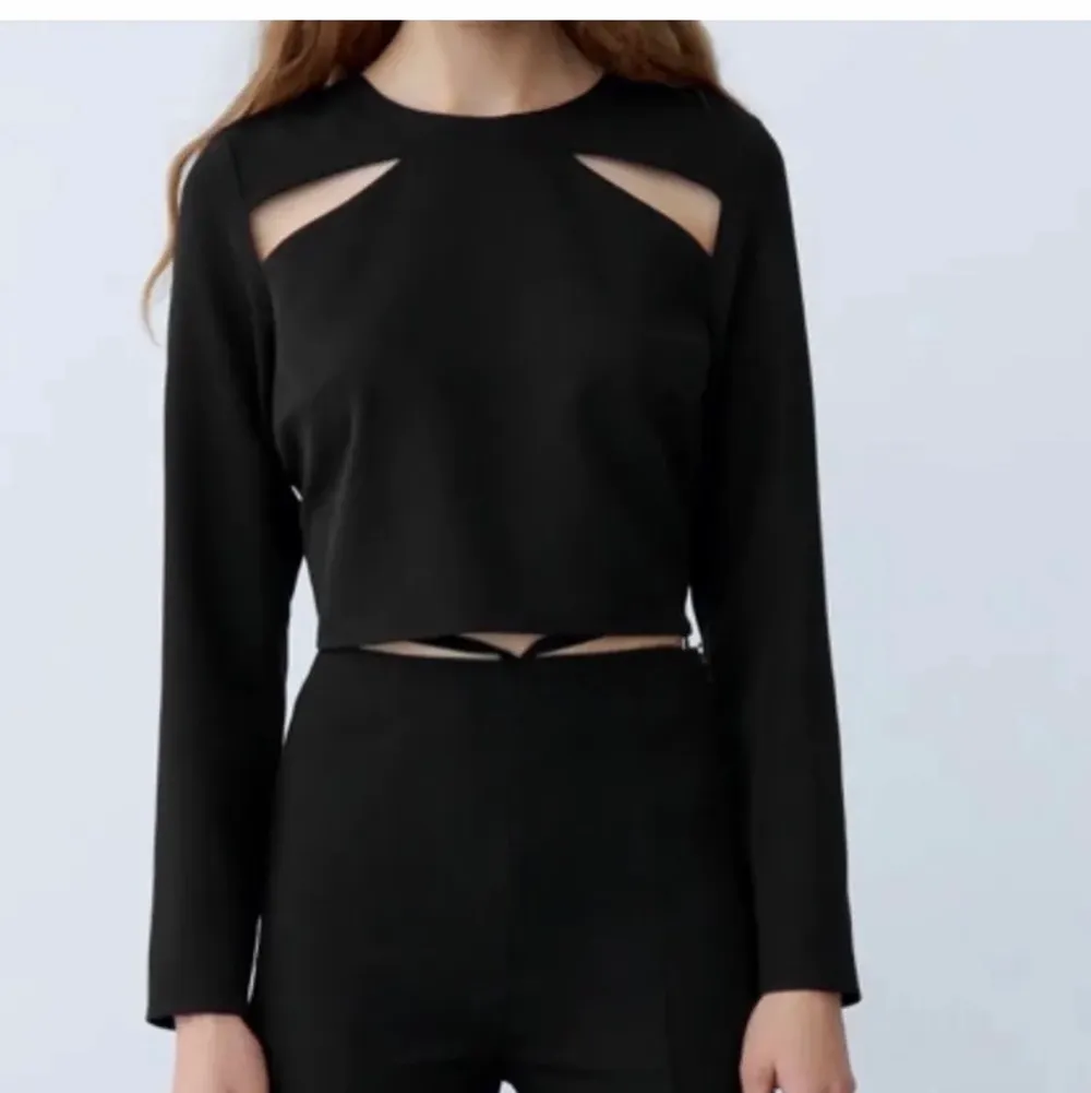 Säljer denna snygga tröja från Zara! Aldrig använd så i nyskick! Perfekt snyggare tröja till all tillfällen 💗 Storlek M men sitter bra på mig som är en S, säljer för 150 + frakt 💗. Toppar.