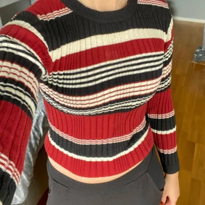 Randig tröja - Randig tröja från monki i storlek xs som köptes för längesedan. Tröjan är lite kort i ärmarna.