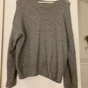 En grå stickad tröja 