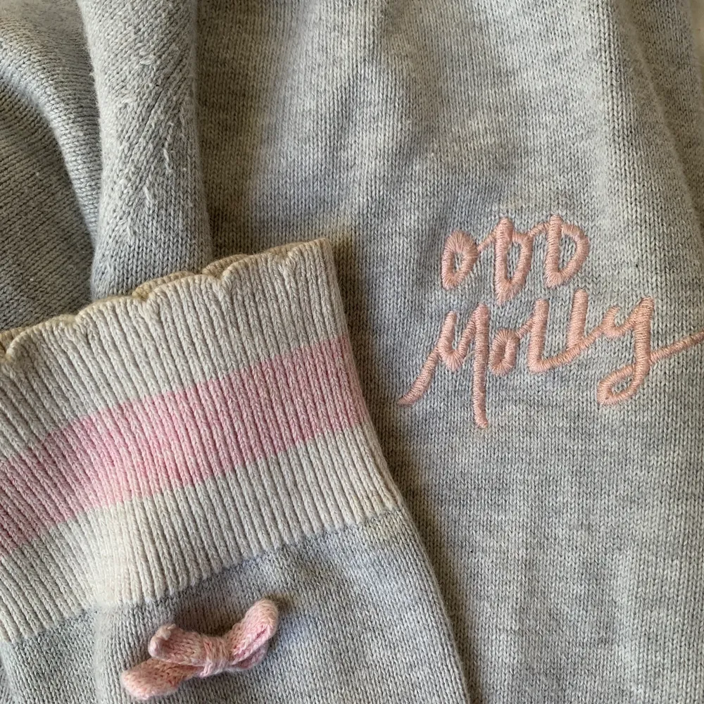 Säljer denna unika polo tröjan från Odd Molly! Endast använd ett fåtal gånger och är i bra skick. Skriv privat för eventuella frågor💕köparen står för frakten.. Tröjor & Koftor.