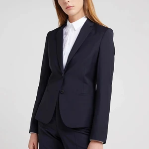 Filippa K oversized kavaj - Passar perfekt över stickad klänning pch ett par boots nu när vi närmar oss höstväder  Nypris på Zalando är 2595 kronor