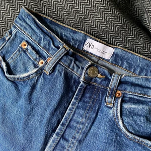 Zara jeans - Zara högmidjade jeans med slutning längst ner. Storlek 34. Superfint skick💗 Säljer pga för korta för mig, jag är 165 cm