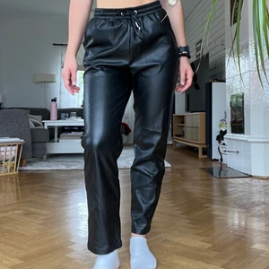 Läderbyxor NA-KD - Imitations läderbyxor från NA-KD i storlek 36. Bra skick!  Köparen betalar för frakten. Kolla gärna in mina andra annonser, rensar garderoben!